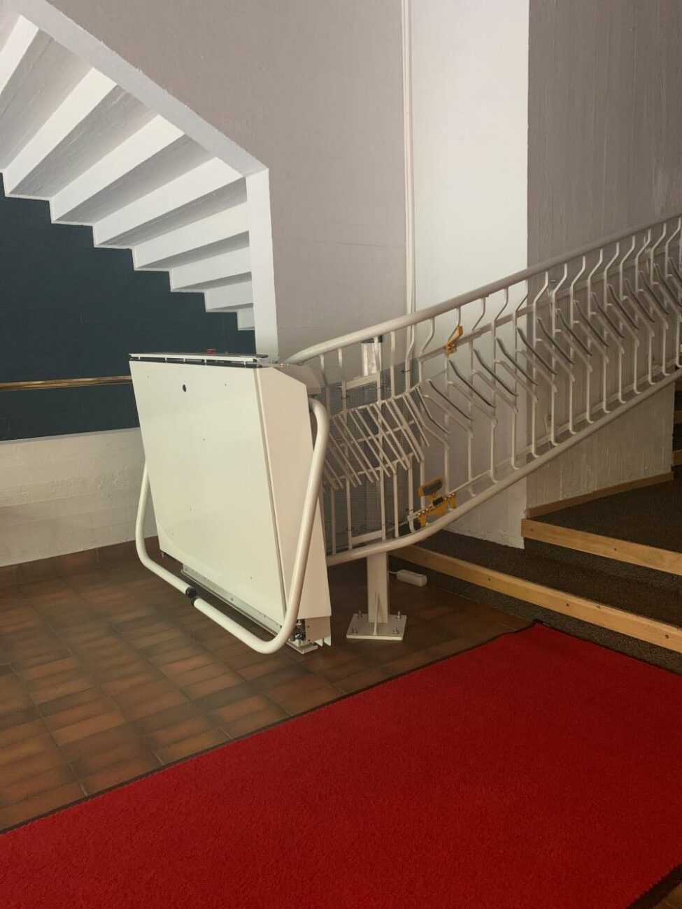 Kuva Kino Maximin porrashissistä.
