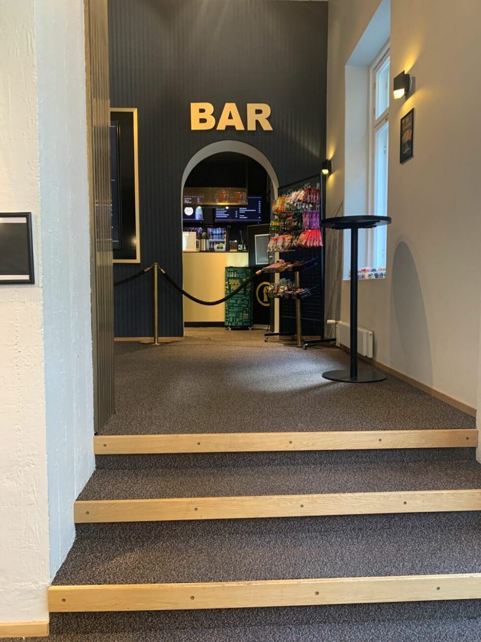 Kuva Kino Maximin 2. kerroksen esteellisestä myymälästä.