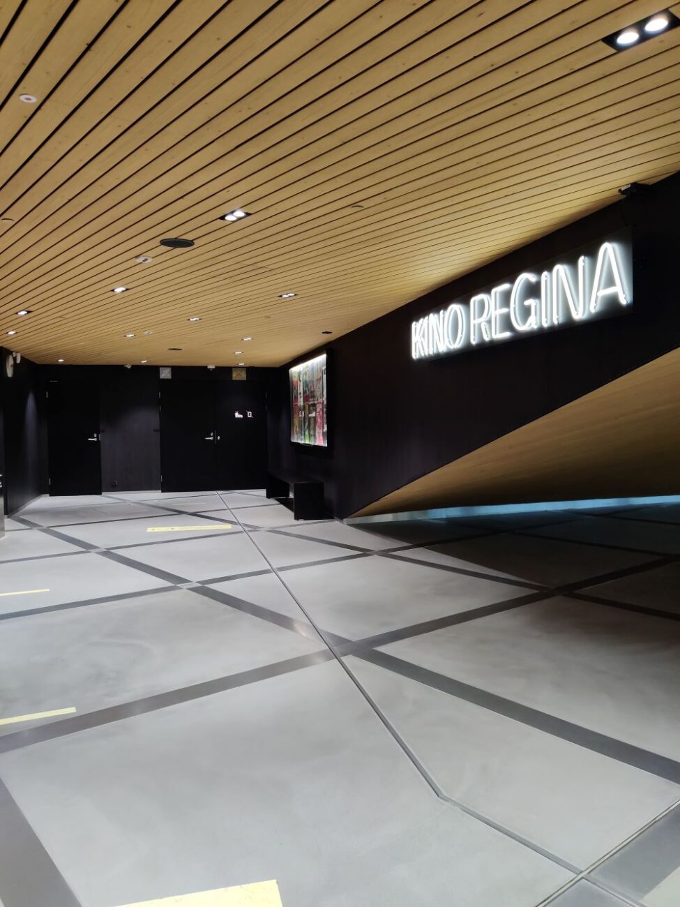Kuva Kino Reginan sisäänkäynnistä Oodissa.